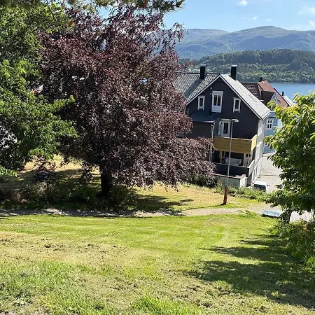 Retreat With Free Parking Apartment