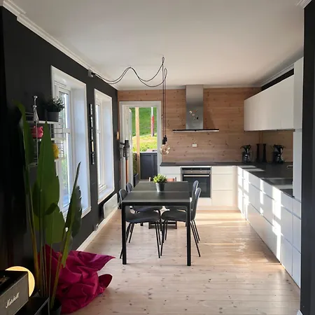 Retreat With Free Parking Apartment